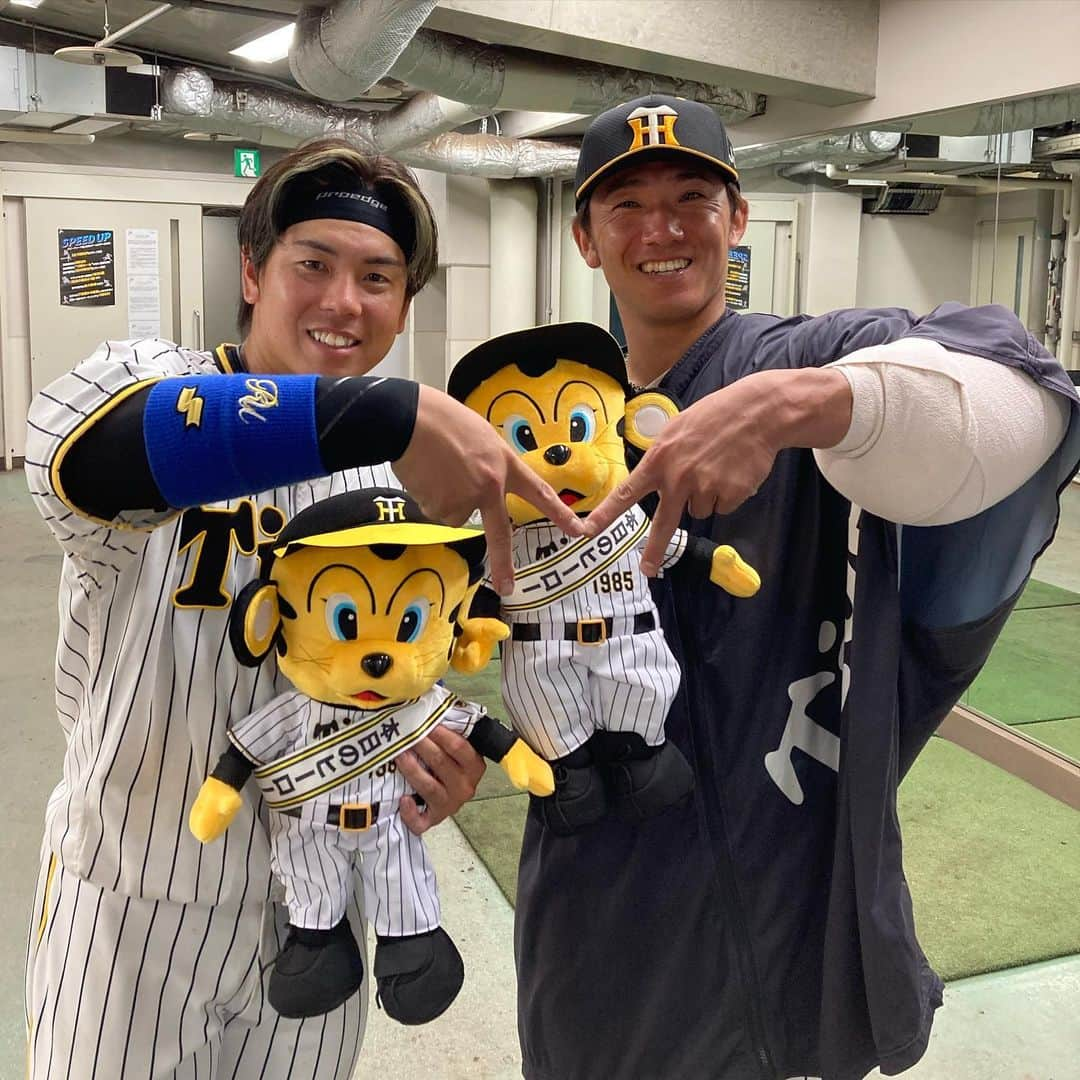 阪神タイガースさんのインスタグラム写真 - (阪神タイガースInstagram)「今日のヒーローは伊藤将司選手、梅野選手のバッテリーです！ #今日のヒーロー  #伊藤将司 選手 #梅野隆太郎 選手 #Mポーズ #阪神タイガース  #イチにカケル！ #明日も勝つバイ」6月25日 18時15分 - hanshintigers_official