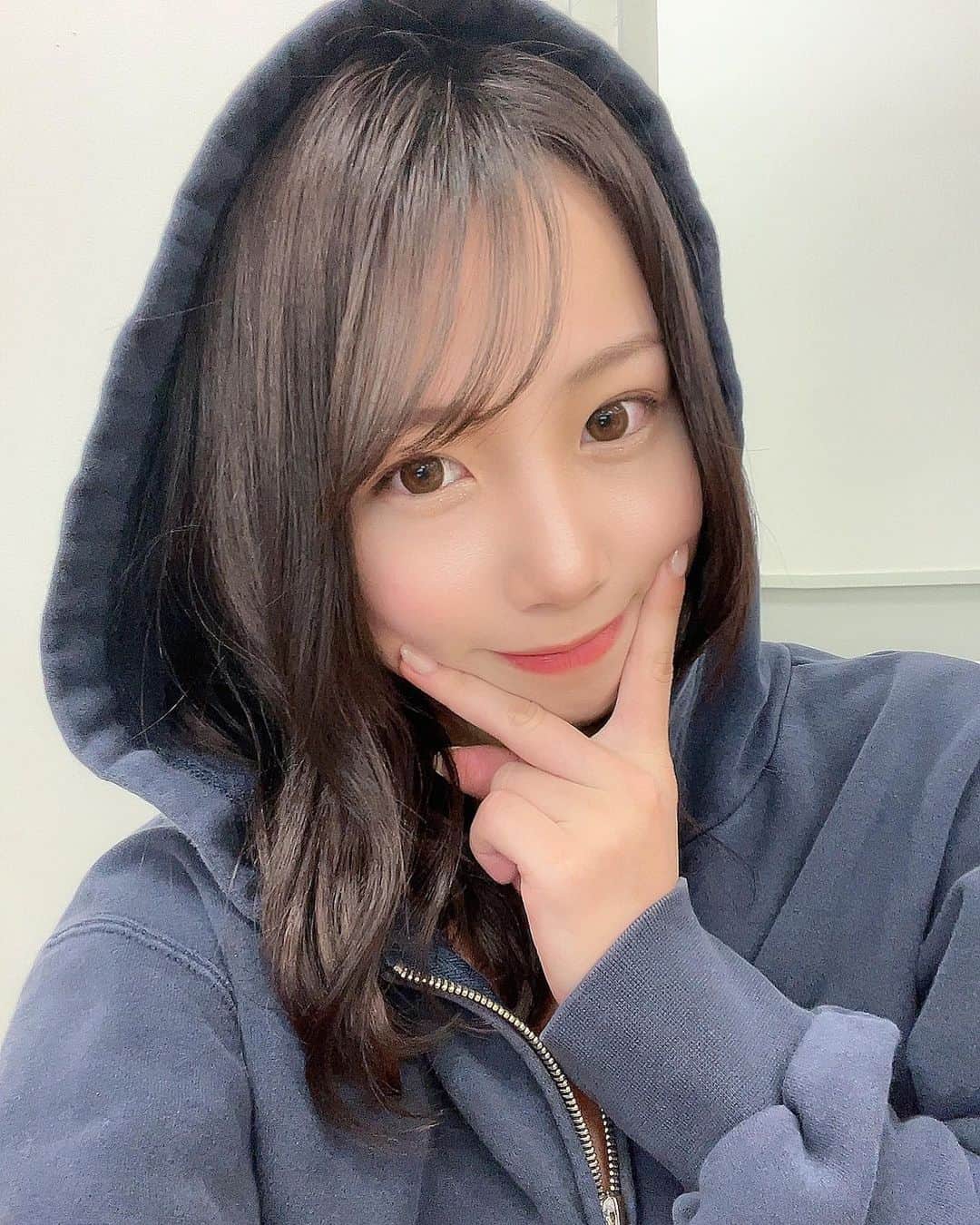 乙陽葵のインスタグラム：「髪少し切って暗くなった乙ちゃんです🐿」