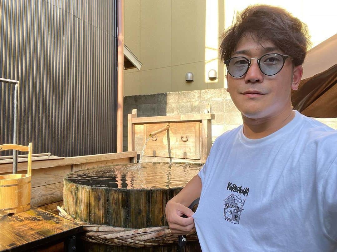 のインスタグラム：「わたくし、実はサウナがめちゃくちゃのめちゃ好きでして。  サウナスパ健康アドバイザーなんていう資格も取ってたりします♨️  熊本、福岡、広島、神戸、名古屋、静岡、横浜、東京、埼玉、栃木と  色んな場所のサウナも巡ってます  ここのサウナもセルフロウリュ出来る大きなストーンを纏ったストーブに  味噌樽の水風呂で最高でした🟦  皆さんのオススメのサウナが有ればコメントで是非教えてくれると喜びます  まじで行きます！笑  #高野圭佑 #サウナ　好きすぎ　 #サウナスパ健康アドバイザー」