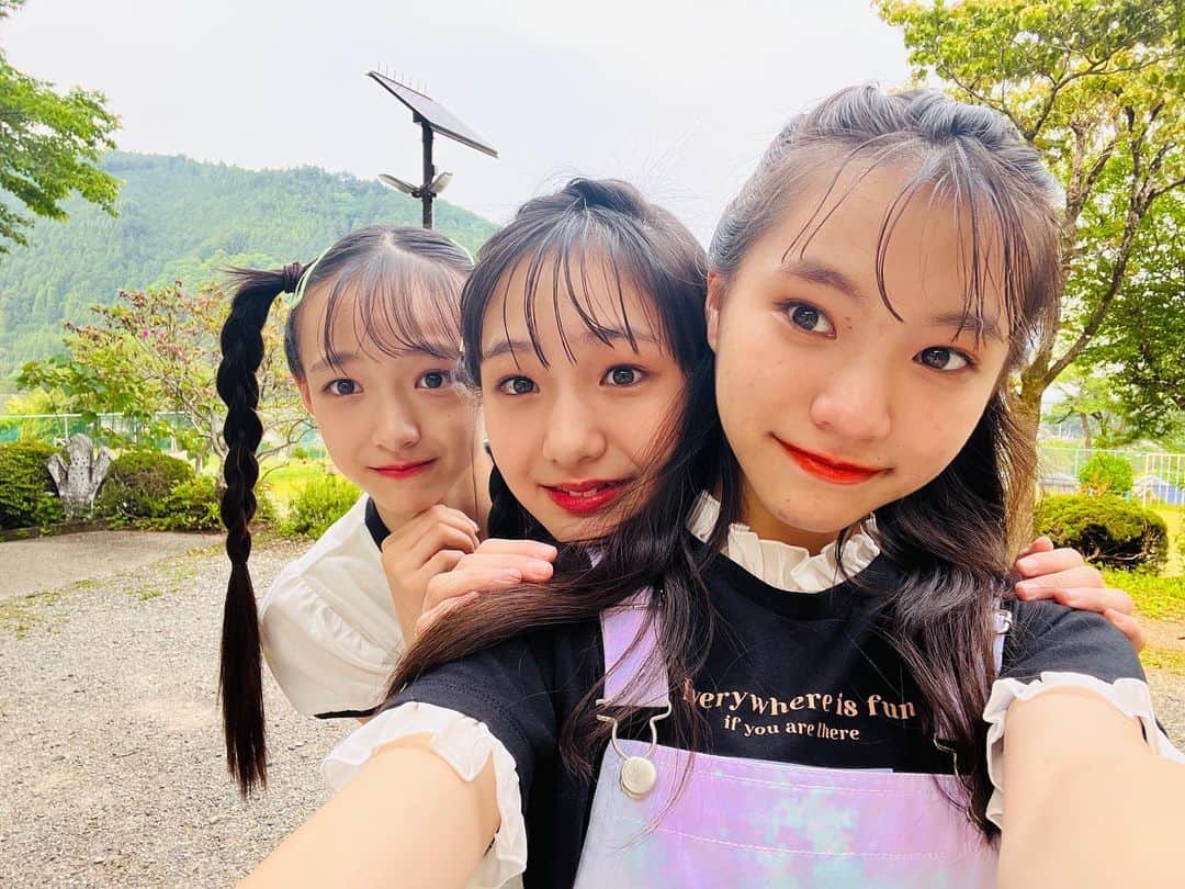 ニコ☆プチのインスタグラム：「💜❤️💗🏫🚲🎤🔐  新着まわしメンバーは😎🌟✨ リリ💜リコ❤️リオ💗 の3Rだよぉ〜〜〜⤴︎⤴︎⤴︎  8月号みーてﾈｯｯ🤟🏻❤️‍🔥  #崎浜梨瑚 #具志川莉央 #中瀬梨里 #3R #弍光風地学園 #着まわしコーデ #小学生 #通学コーデ #ニコプチ #8月号」