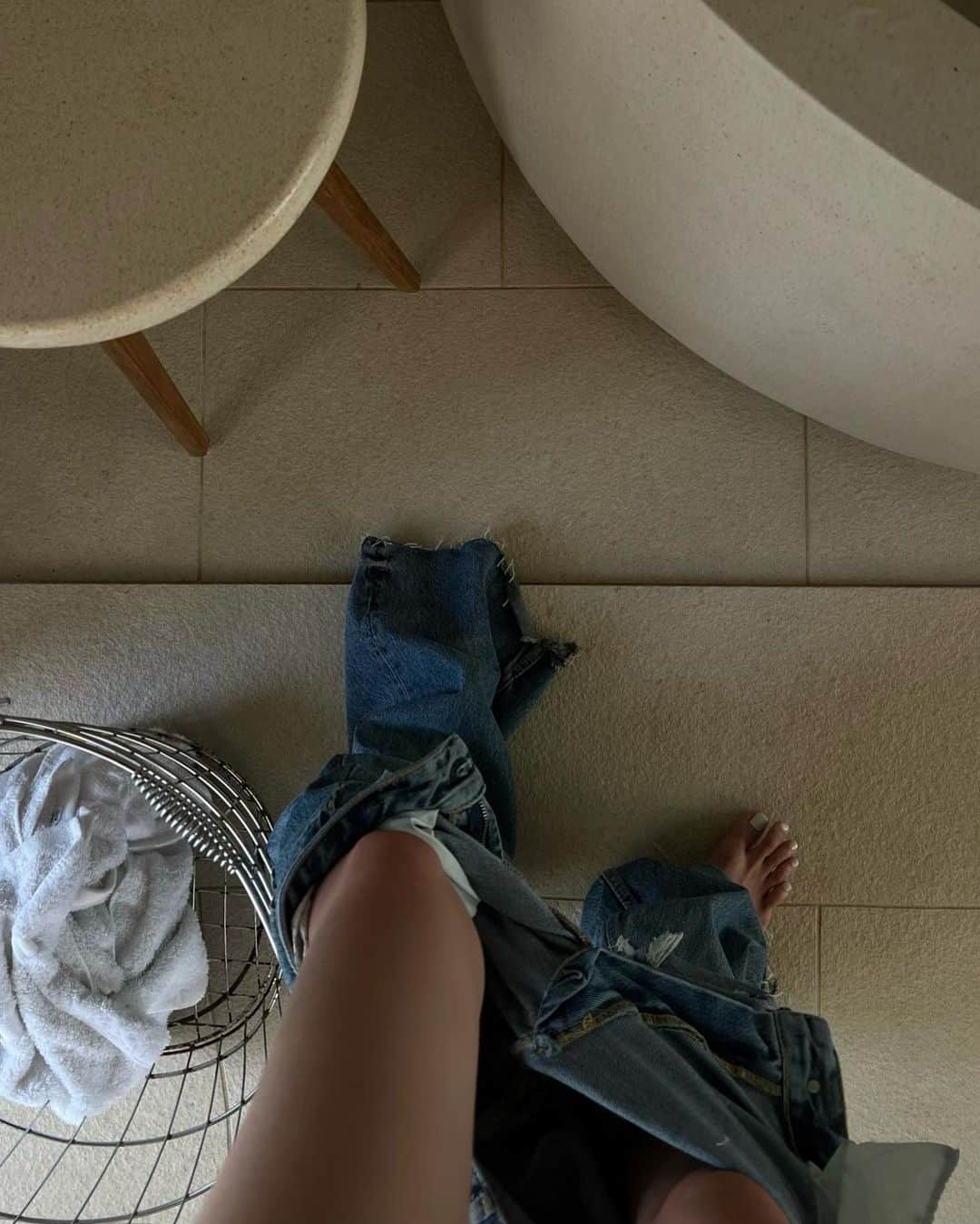 孫きょうのインスタグラム：「夏のフットネイルはずっと白🤍」