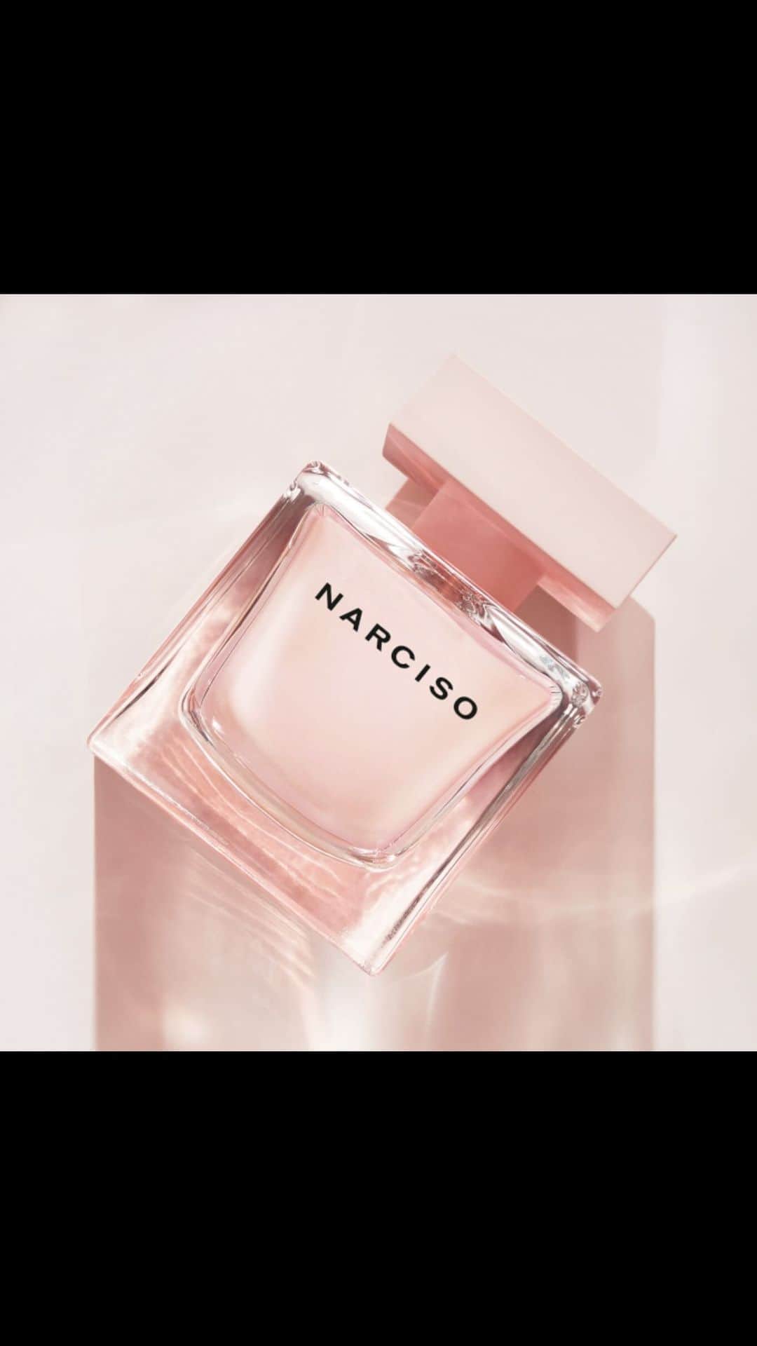 ナルシソロドリゲスのインスタグラム：「NARCISO eau de parfum cristal: a blooming bouquet of rose and white florals unfurls to an iconic heart of musc.  #NARCISO #mycristal #narcisorodriguezparfums #parfum #fragrance」