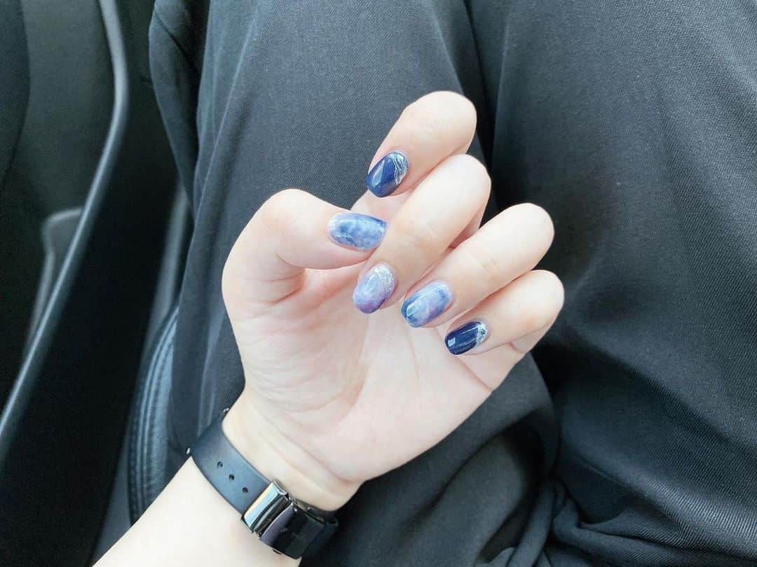 夕香里（ATY）のインスタグラム：「new nail♡  テーマは梅雨から夏へ🎐 左手は青、紫 右手は白、グレー をメインにしてみた✨ 良き☺️  #セルフジェルネイル」