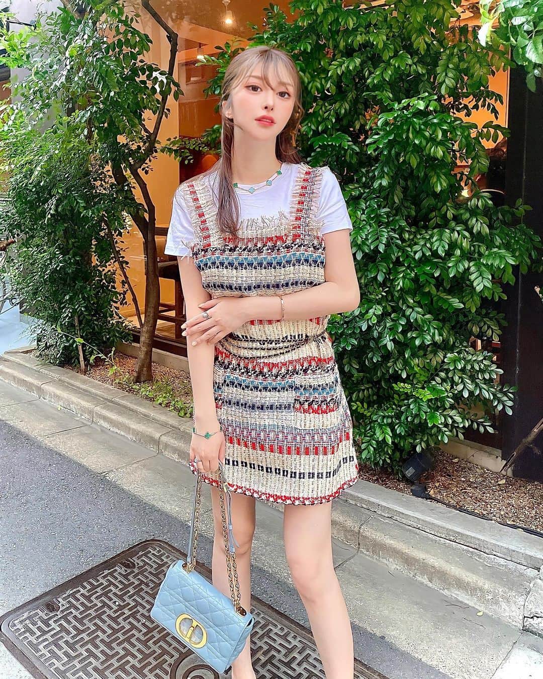 藤咲めいのインスタグラム：「👕@zara  👗@select_coco8  👜@dior   昨日ストーリーに載せたらワンピースの質問多かった😚🤍 このツイードワンピース可愛いよね🥺🫧 生地もそこまで分厚くないから夏でもいける💗 そのままでも可愛かったけどベルトでウエストマークしたらもっと可愛く着れたヨ🍑 . . #ootdfashion #ツイードワンピース #ツイード #ワンピース #👗 #lookbook #dior #bag #白t #photography #photograph」