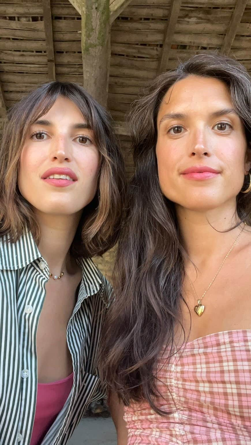 Jeanneのインスタグラム：「Little improvised summer tuto between sisters with the new @lesfillesenrouje palette 🎨 and @louisedamas jewels ✨」