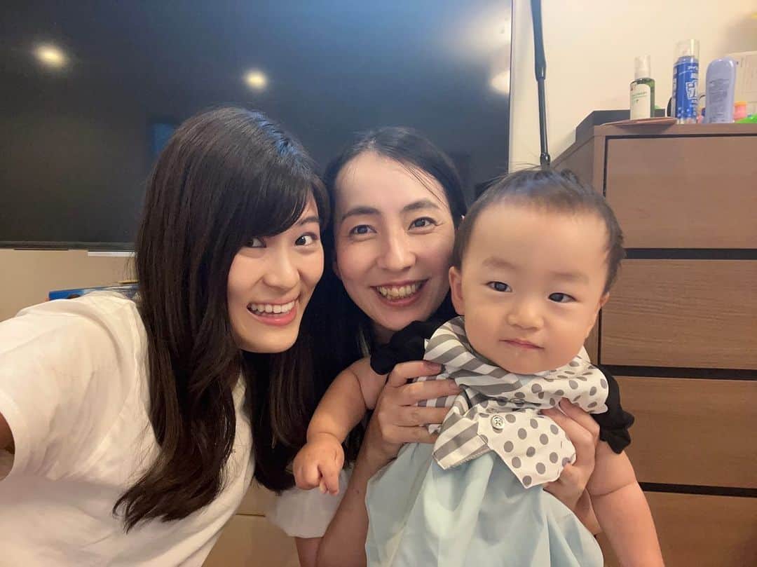 寺岡のぞみのインスタグラム：「竹内里奈アナウンサーが、我が家に来てくれました💓 産後、そして、子育てをして1年… 友達とも全然会えていないことを忘れていたほど、目まぐるしかった数年でしたが、今日は改めて、友人の素晴らしさを感じました🥺  里奈ちゃんは、いつも、ひまわりみたいに明るい子で、会ったあとは、私まで元気を貰えます！  そろそろ、お仕事復帰のことも考えていたこのタイミングでお会いできて、ほんとーに嬉しかったです🌟  そして、息子も、里奈ちゃんから素敵な前かけをいただき、ご満悦🥰  楽しかったみたいで、里奈お姉さんが帰ったあと、号泣していました😂 また、来てね💕  #フリーアナウンサー #俳協所属 #生島企画室所属 #竹内里奈　#寺岡のぞみ」