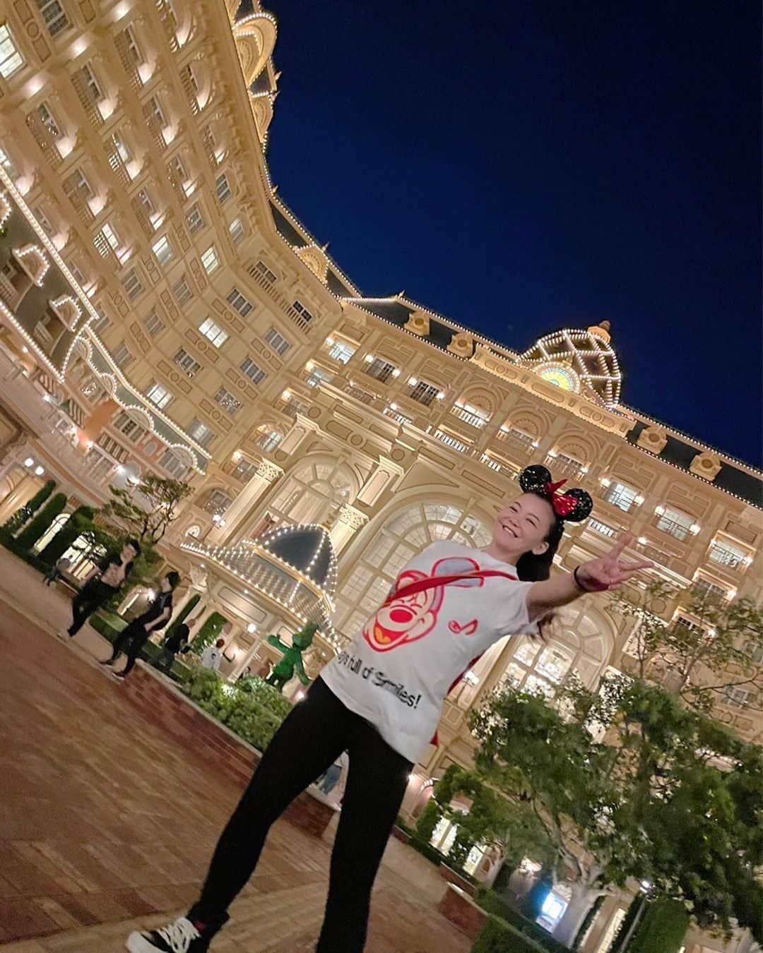 華原朋美のインスタグラム：「ディズニーランドホテル前でイェーイ💕🌸❤️⭐️2日間満喫しました🌸💕また明日からも元気に頑張れそうです‼️ #華原朋美　#ディズニーランド　#ディズニーランドホテル」