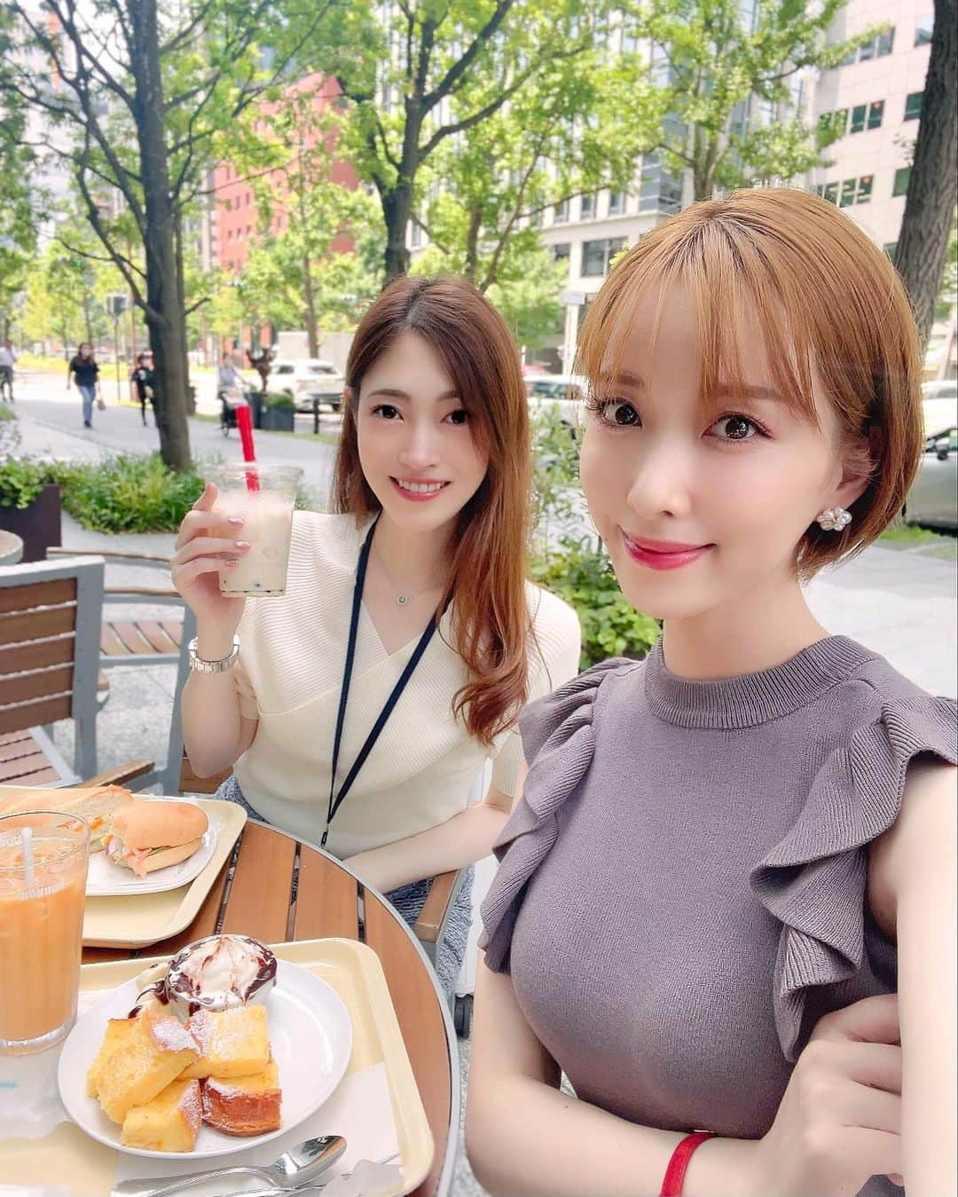 瀬戸早妃のインスタグラム：「最近かなり定期的にお会いできている @sakoful さんと、オフィス街ランチ🍽🧇🍌 お綺麗で優しくて目の保養👀♥️  数年前に、紅さんトップスター時代の星組公演が、梅芸で台風に見舞われ……🎫  ひとりで遠征だった私が大変だった時に、チケット救済やホテル探しなど気を利かせていっぱい助けてくれた恩人なのです❣️✨  宝塚繋がりで仲間が増えるのすっごく嬉しい🌈これからも仲良くしてください🙌  ピアスは、飽きもせず毎日同じこれ @montresorsaki 💛笑  #淀屋橋 #梅芸 #観劇仲間 #宝塚仲間 #ランチ女子会」