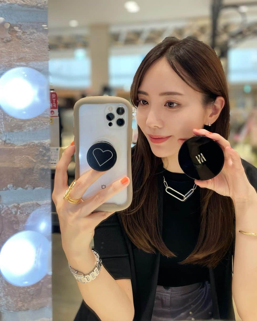 Aoiのインスタグラム：「最近のコスメ事情💄  ずっと気になっていた韓国コスメブランドのHERAが コスメショップの「フルーツギャザリング」でPOPUP開催すると聞きつけて 実際に試してみたいから早速エキュート品川店へ❗️  色んなコスメが気になったけど 何より気になったクッションファンデを タッチアップして頂いて あまりの透明感と軽さ、そして美しいすっぴん肌のような質感に惚れ惚れしてしまい、その場で即ゲットしました♡ 2枚目の写真がノーマル無加工なお肌です！(鏡越しですが🥹)  私が選択したカラーは「バニラ」♡ 期間限定ショップなので、これを機にHERA気になってる人は行ってみてね❣️ エキュート品川店は駅ナカなので、通勤や移動中にさくっと立ち寄れるよ😊 POP UP期間は6月1日〜6月30日までです🌻  #HERA#ヘラ#韓国コスメ#韓国メイク#エキュート品川#フルーツギャザリング#クッションファンデ#ベースメイク #メイク#メイク好きさんと繋がりたい #メイク好き #新作コスメ#コスメ #新商品」