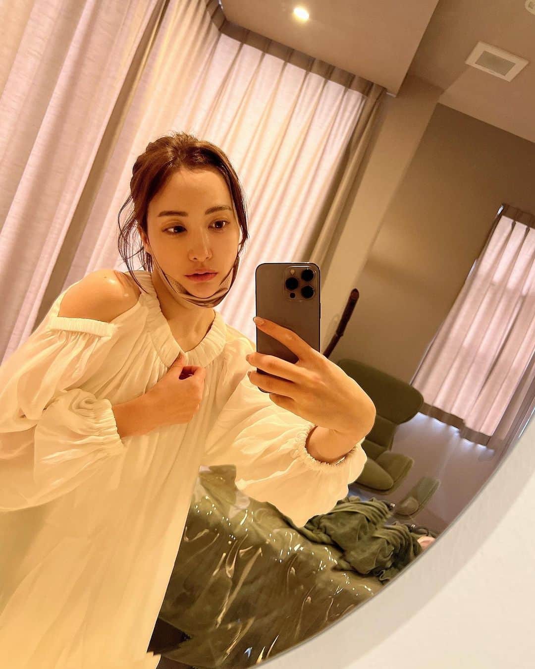 のインスタグラム：「毎日いろんなクリニック行ってなにかしら美容頑張ってる 夏は忙しい🫡  今回は二の腕集中 ここのピンクの鏡がかわいのよなー お家に飾りたい  @motto_omotesando  @motto_daikanyama」