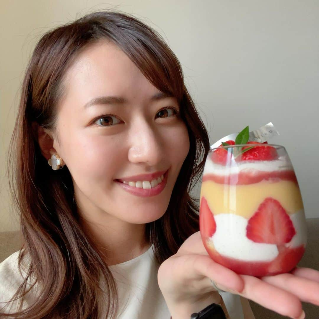 大西遥香のインスタグラム：「. 藤井聡太五冠が 先日の新潟での対局の際に食べたおやつ🍓 昼過ぎに行ったらぎりぎりラストをゲット🥺💗  越後姫の季節のみということで もうすぐ終わってしまうみたい！ 予約がおすすめですよとのことでした✍️  #プランタン #越後姫 #丸屋本店 #新潟 #藤井聡太 #五冠 #棋聖 #将棋 #おやつ #おやつタイム #niigata #dessert #strawberry」