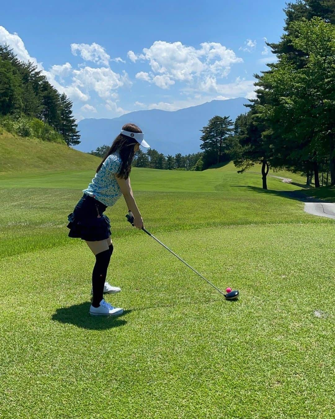 長谷川麻衣さんのインスタグラム写真 - (長谷川麻衣Instagram)「天気が良すぎて10年ぶりくらいに本格的な日焼けをしました🫠  腕の内側だけ日焼けで赤くて何でだろうって思ってたらこのポーズが長かったからだね🤤  けど楽しかったから問題なし💕  次回からはちゃんと長袖着ようっと🏌️‍♀️笑  #ゴルフ女子  #ゴルフウェア  #ゴルフコーデ #日焼け #ゴルフ焼け  #猛暑日  #猛暑 #目指せ100切り」6月25日 21時03分 - hasegawa_maimai