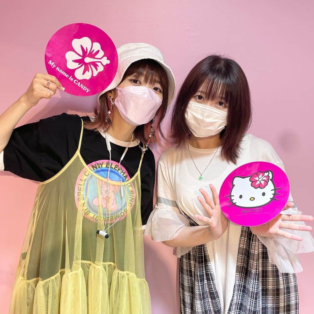 ぱいぱいでか美のインスタグラム：「最近行った展示会♡ . Candyの展示会は絵恋ちゃん @aiueren125 と😼 なんかこの日久々に絵恋ちゃんと何時間もいたな。笑 あの頃のギャル心くすぐられるアイテムばかりで今回も最高でした😎🌺 . HONEY MIは繭さんと⭐️ たまたま双子コーデしてて大興奮した😂 色で迷い続けたブラウス、繭さんに聞いたら即決できた。笑 . MILKEFED.とSILAS&MALIAの展示会も友達みんなで！ お土産もいっぱい頂いちゃいました☁️ . なんかファッションへのモチベみたいなのが謎に一時的に下がってたんですけど やっぱ展示会とかで実際に服の製作に直接携わっている方々の話を聞くと おしゃれすんの楽しい〜ってなるな🥰🥰🥰 夏はとくにすぐ楽な服装に逃げたくなるから今年は頑張ります！笑 . #candystripper #絵恋ちゃん #honeymihoney #繭 さん #milkfed #silasandmaria」