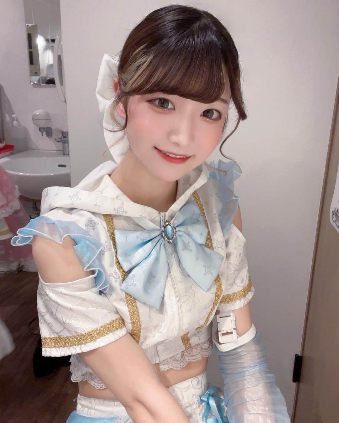 牧乃めいのインスタグラム：「君の過去を許して救うよ  #粉我 #japaneseidol #idol #被写体 #被写体モデル  #被写体になります #ファインダー越しの世界  #撮影会 #撮影会 #アイドル  #自撮り界隈 #自撮り #lfl #l4l #likeforlike #いいね返しは絶対 #いいね返し #ウルフ #インナーカラー #ウルフカット #ウルフボブ #ウルフカット女子 #地下アイドル #東京セラフィム #東セラ #水色担当 #ootd #おしゃれさんと繋がりたい」