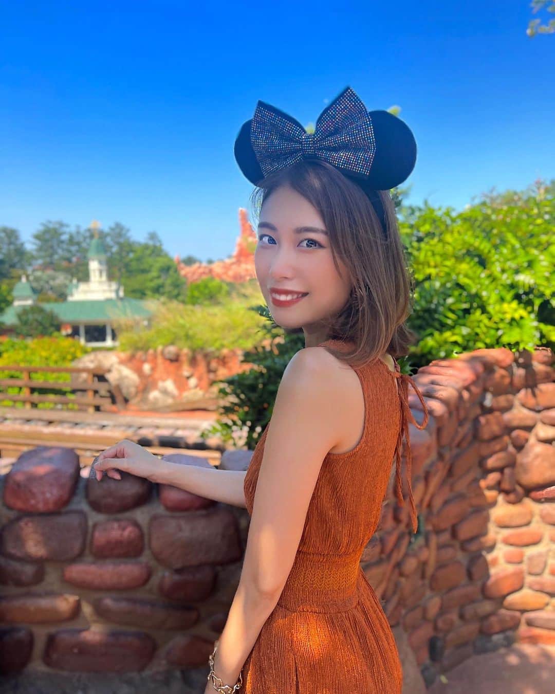 澤井玲未のインスタグラム：「真夏の天気すぎたけど久々のランド満喫できた🌞🤎🏰 #disney#disneyland#disneyresort#familytime #ディズニー#ディズニーランド#ディズニーコーデ」
