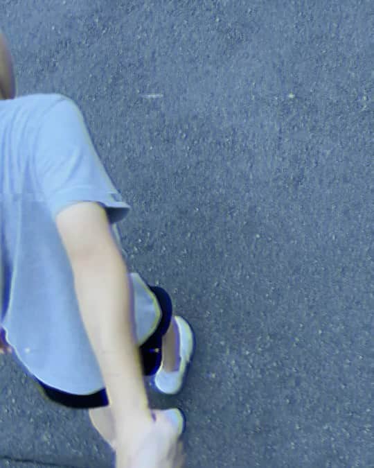 のインスタグラム：「必ず手を繋いで歩く私たち。  暑さも少し落ち着いた夕方はお散歩がとっても気持ち良くて。 DEANのむずむず走り出したそうな手を握りながら、幸せで穏やかな気持ちになったよ😌  #saturday」