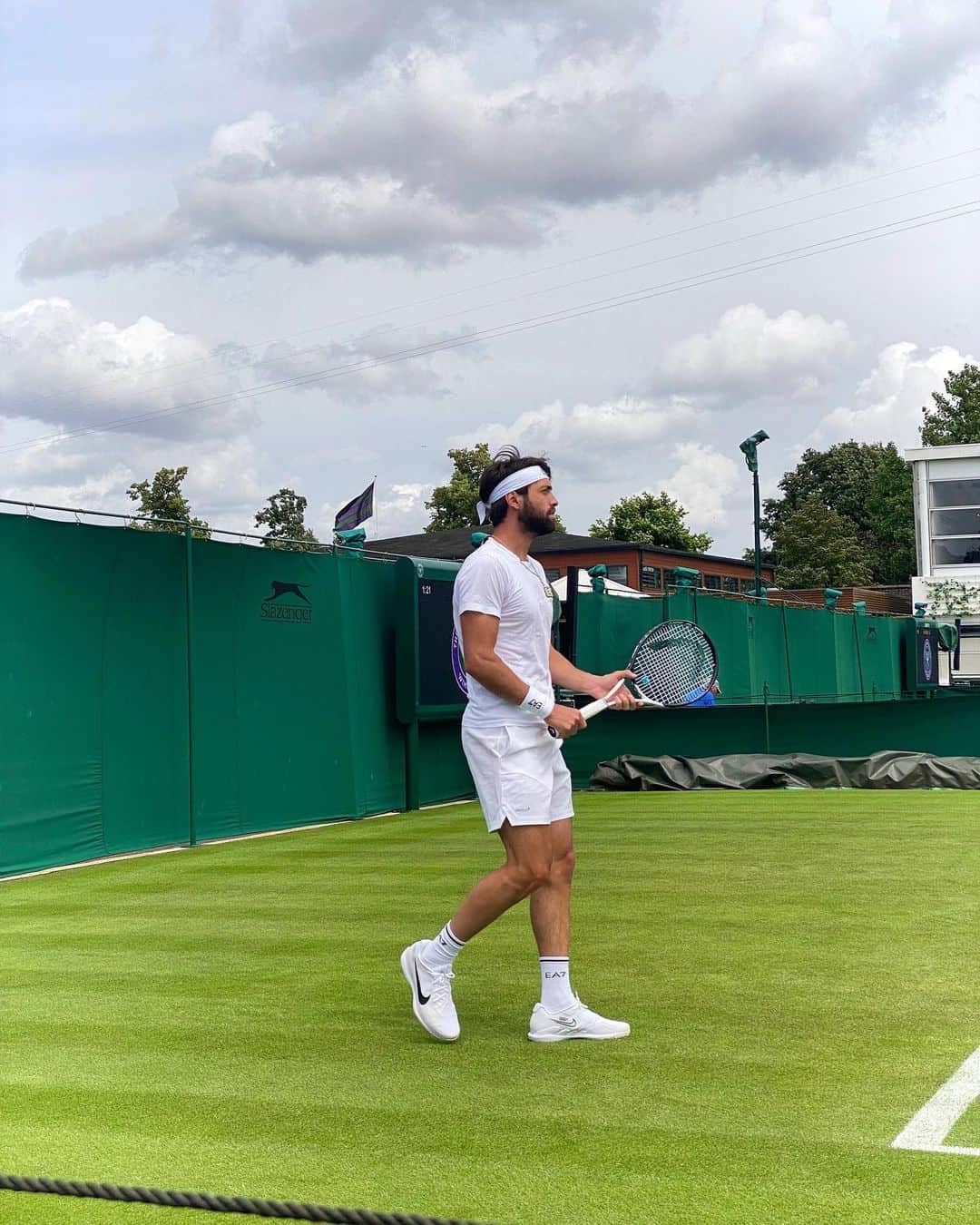 ニコロズ・バシラシビリのインスタグラム：「@wimbledon Let’s go 💥」