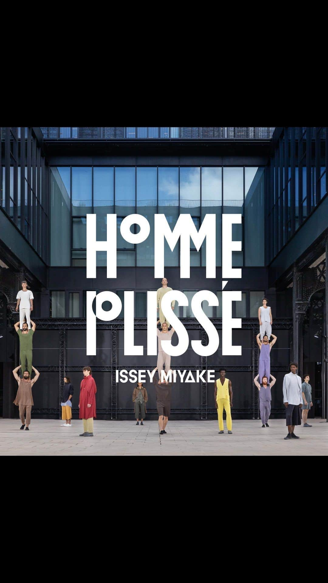 HOMME PLISSÉ ISSEY MIYAKE Official Instagram accountのインスタグラム：「Presented on Thursday, June 23 at La Poste du Louvre in Paris, the HOMME PLISSÉ ISSEY MIYAKE SPRING SUMMER 2023 COLLECTION, Flowers and Vases, looks at elements inspired by delicate flowers and robust vases. The collection features curved and straight folds in the uniformly pleated fabric, finished with twisting and layering garment constructions. The design explores the contrast between flowers and vases, thereby introducing a collective presence that is subtle and yet strong.    The show is directed by Rachid Ouramdane, the director of Théâtre National de Chaillot, and features a cast of models, performers, and members of the collective of acrobats, Compagnie XY. The show expresses the duality found in the collection in a performance that is both still and dynamic, steady and swift.  HOMME PLISSÉ ISSEY MIYAKEは6月23日（木）、パリ市中心部の郵便局 （La Poste du Louvre）にて2023年春夏コレクション「Flowers and Vases」を発表しました。有機的で柔らかい花と無機質でかたい花器、両者のかたちとつくりに着目した今回の服づくりは、規則的なプリーツの生地に、曲線と直線の折り目を入れ、ひねったり、重ねたりすることで生まれる新しいフォルムに取り組みました。花と花器の対照的な関係性を、繊細でありながらもたくましい佇まいで表現したコレクションです。   コレクション発表の総合演出は、パリのシャイヨー国立劇場のディレクター、ハシッド・ウランダン氏（Rachid Ouramdane）が担当。アクロバティック劇団、XYカンパニー（Compagnie XY）のメンバーをはじめとする出演者たちを率い、コレクションのテーマにある二面性を静と動として、緩急のある軽やかなパフォーマンスで表現しました。  Artistic direction: Rachid Ouramdane with the participation of Chaillot - Théâtre National de la Danse Music composer: Jean-Baptiste Julien Production: Back of the House Casting: Marie Levy & Petit Ami Hair: Bruno Silvani  Makeup: Hicham Ababsa for @shiseido  Video caption: Atlantis Film  Lighting design: Pierre Biton  Sound engineering: Wladimir Schall Technical supervision: Bart De Coensel   #hommeplisse_isseymiyake #hommeplisse #isseymiyake」