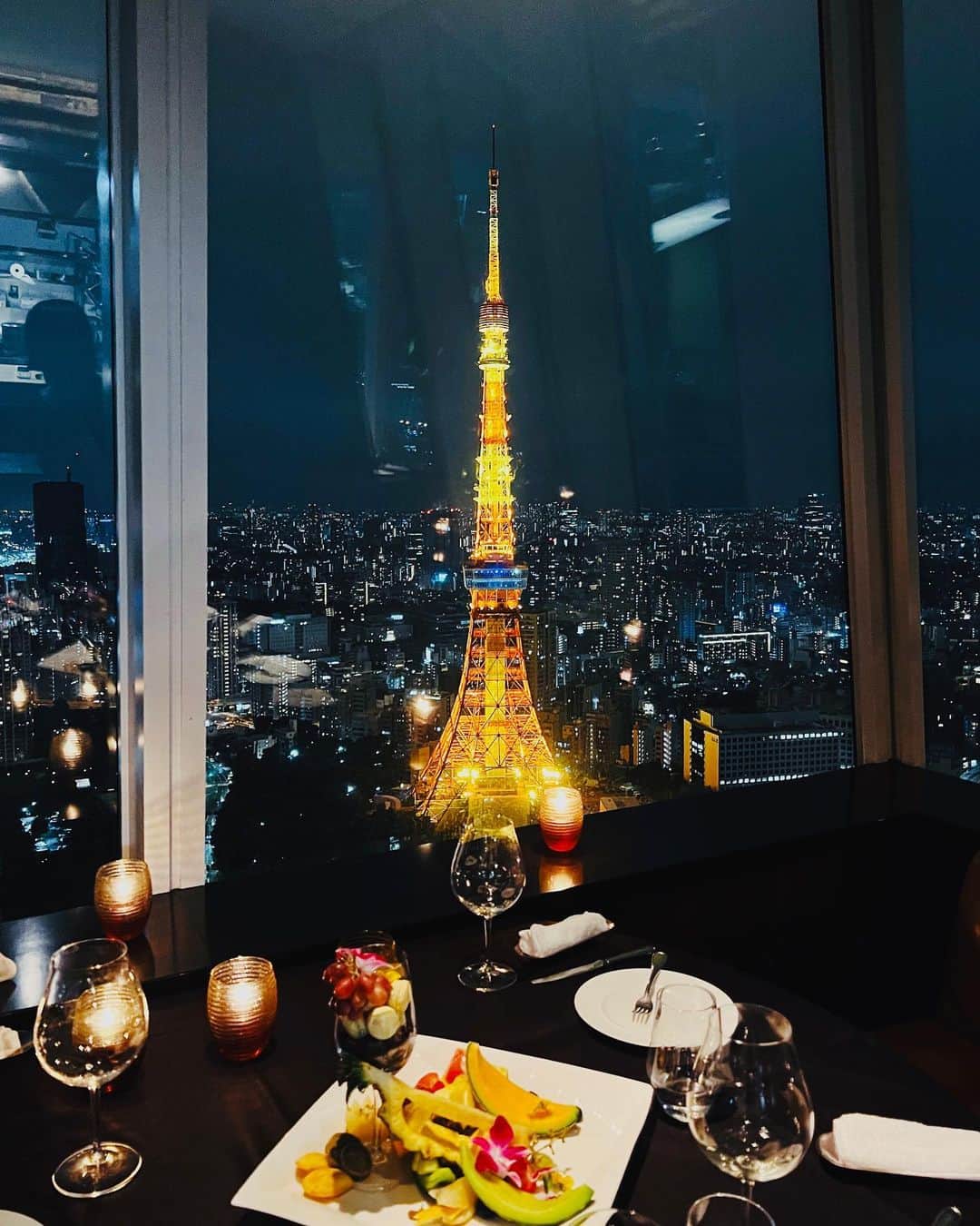 RIKAのインスタグラム：「昔から大好き。いちばん綺麗に東京タワーが見れるレストラン🗼🍷 #xexatagogreenhills」