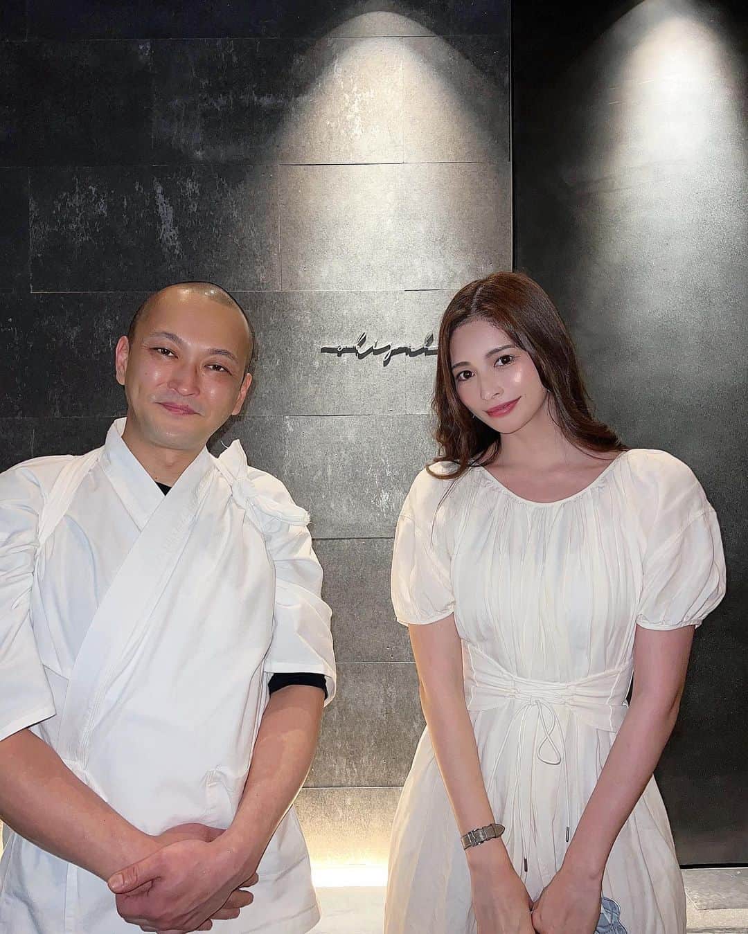 のインスタグラム：「shizuku limited50🍣 『鮨 shizuku』を1年以上の予約困難店にして 更に限られたお客さんしか行く事ができない 会員50人限定のお鮨屋さん。  こだわりが詰まったお鮨達は美味しいのはもちろん、 何よりめちゃくちゃ楽しそうに嬉しそうに お鮨をひとつひとつ握る三上大将🍣 @mikami.limited50 すっかりファンになりました🫶🏻  また行けますように🫶🏻🍣笑  スイカ🍉🍉🍉🍉🍉5杯おかわりして 食べ尽くしてごめんなさい。笑  #shizukulimited50#鮨#予約困難店#会員制  ・ ・ ・ ・ ・ ・ ・ ・ ・ ・ ・ ・ ・ ・ ・ ・ ・ ・ ・ ・ ・ ・ ・ ・ ・ #お鮨#鮨スタグラム#鮨好きな人と繋がりたい#大阪グルメ#大阪ディナー#梅田グルメ#住所非公開#和食#関西グルメ#関西#大阪#大阪#まぐろ#すし#ママコーデ#ママファッション#ママライフ#アラサーコーデ#アラサー女子#予約困難#人気店#食べログ#得あゆグルメ#食べ歩き#sushi#sushitime#japanesefood」
