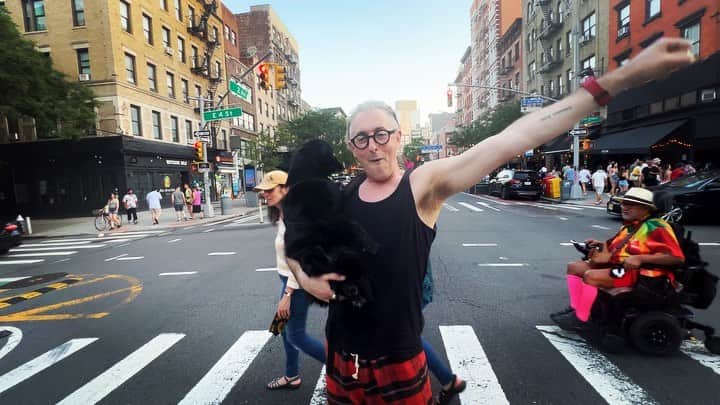 のインスタグラム：「It’s Saturday Night On Broadway and I’m back in NYC! NYC strong baby! We rise! We rise!」