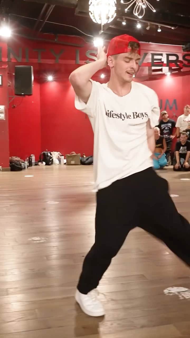 カイル・ハナガミのインスタグラム：「I’ve missed teaching masterclasses. There was so much magic in the room.   @joshbeauchamp smashed this part lol. (iykyk)  Music for a sushi restaurant by @harrystyles  Filmed by @ryanparma」