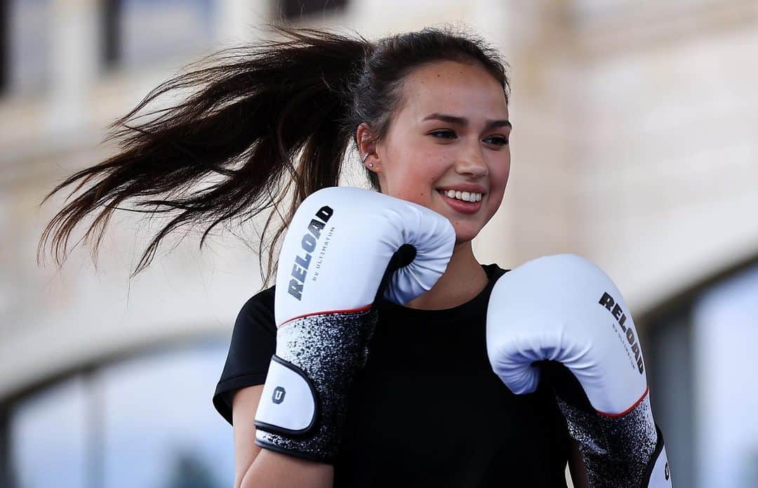 アリーナ・ザギトワのインスタグラム：「Сегодня, в День Московского спорта, я  поучаствовала в боксёрском спарринге. 🫣Моим партнёром, а точнее наставником, стал двукратный олимпийский чемпион по боксу Олег Саитов.  Идея попробовать в рамках спортивного эксперимента именно этот вид спорта мне сразу понравилась. 👍Я уже имею небольшой опыт занятий боксом и считаю, что он, как бы неожиданно это не было, отлично помогает фигуристу держать форму.💪Тренирует внимание, координацию, выносливость, силу. И я в этом чувствую себя комфортно, что важно.  Кстати, сегодня Олег Элекпаевич говорил мне, что у меня неплохо получается.🥊 В ответ хочу сказать ему огромное спасибо за доверие и наш очень деликатный тренировочный бой, а организаторов благодарю за этот волнительный опыт.🤝🙌」