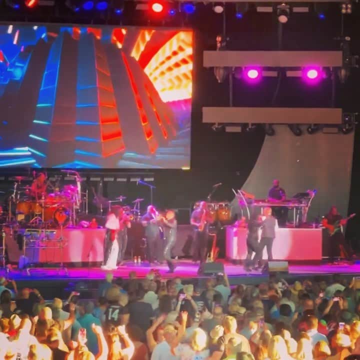 アース・ウィンド・アンド・ファイアーのインスタグラム：「Reposting: @huskyboydrinks 📸 Amazing night! @carlossantana + @earthwindandfire in Ridgefield,WA」