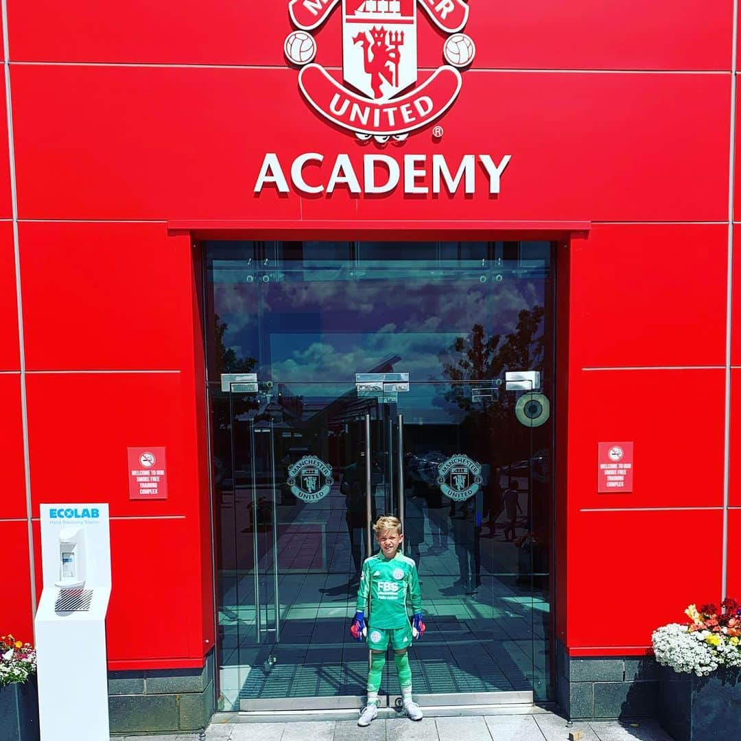 マーク・バンのインスタグラム：「Last game of the season done away at Manchester United ✅  Well done Hugo ❤️」