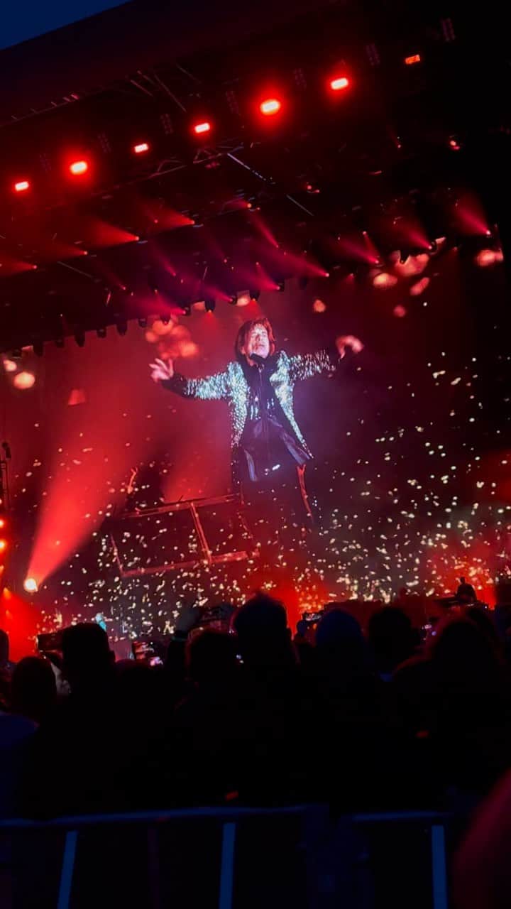 ジュリア・レストイン・ロイトフェルドのインスタグラム：「Iconic night in Hyde Park tonight @therollingstones 👅」