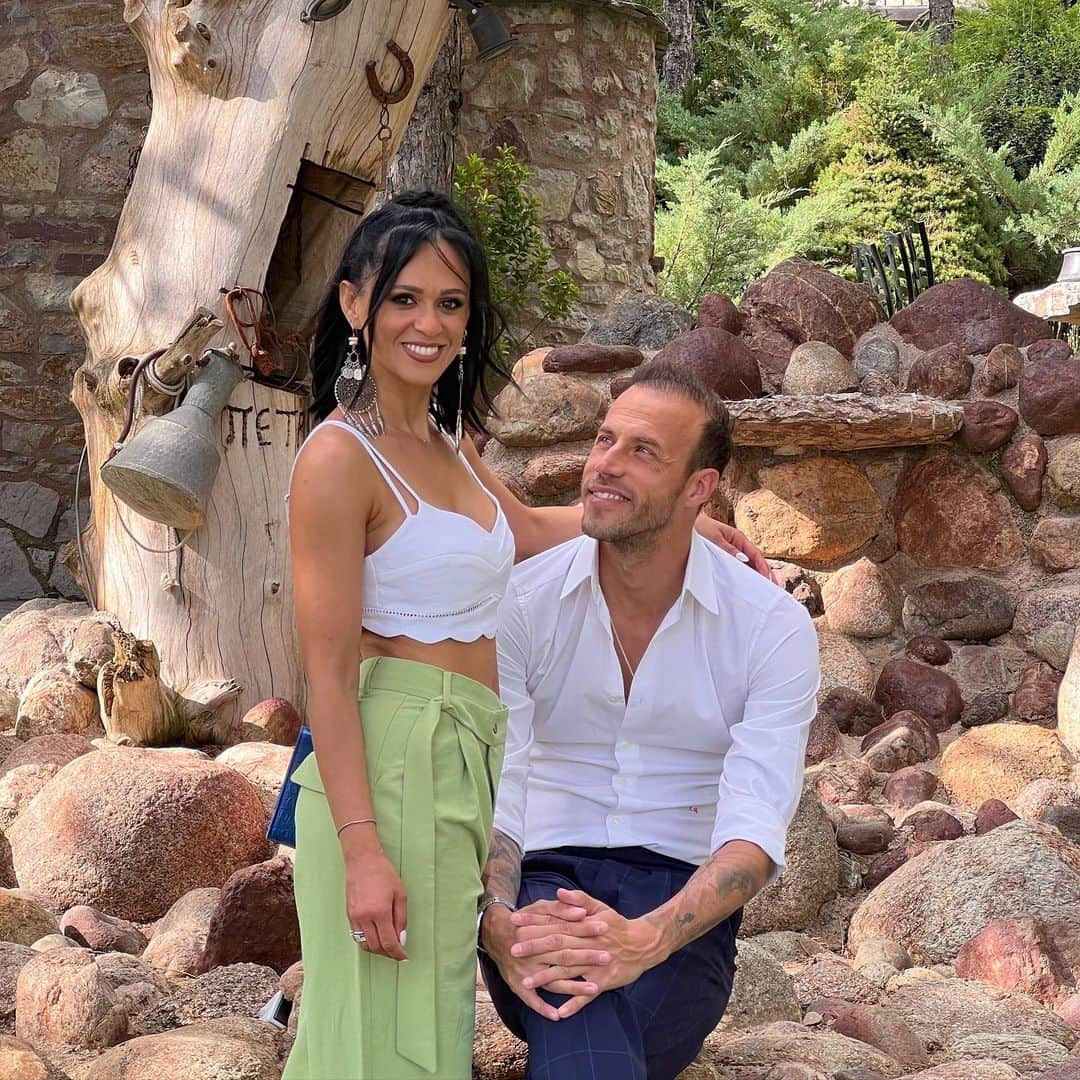 バンゲリス・モラスのインスタグラム：「Eyes 👀 on you  #love #queen #smile #meandyou」