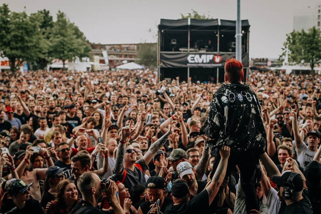 Kenta Koieのインスタグラム：「The first experience  of @vainstream_rockfest was totally insane! Thanks to all the lads who came to see us😎🔥🇩🇪   Next stop is @withfullforce tomorrow  今年から本粋で始まったヨーロッパのフェスは海外からも沢山のアーティストが集結していて、皆んなようやく普通に海外ツアーができると言う喜びと安堵の笑みを浮かべ、仲間との再会を尊い、そしてステージに向かっていきます。 それを見てると、やっぱりこれを日本に持って帰ってきたいなって改めて思いました。  Photo by @ceylan.fain」