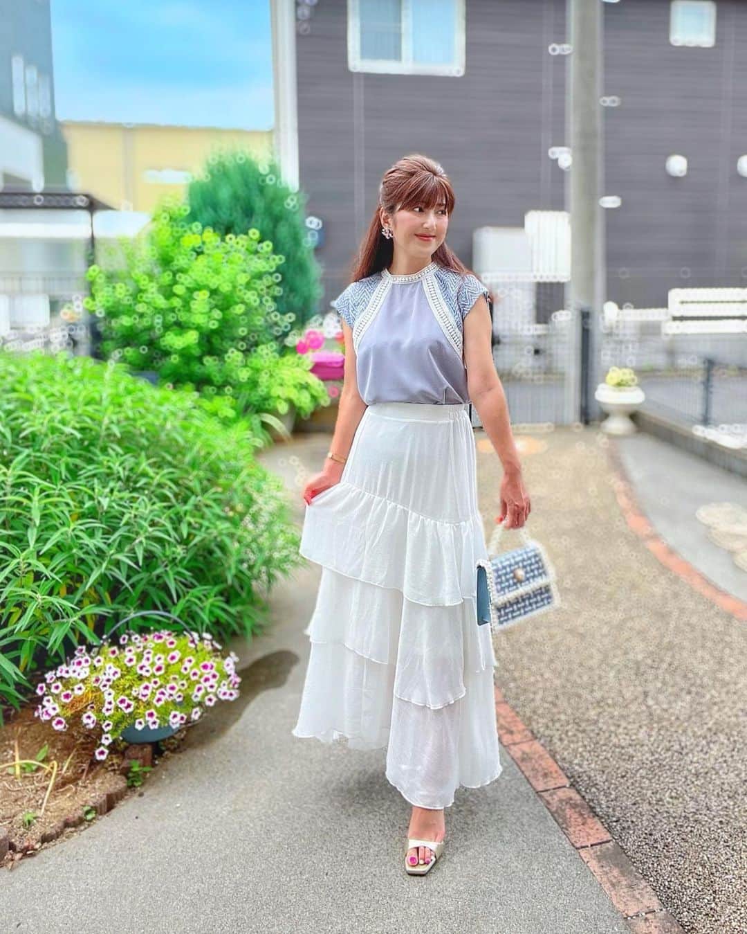 のインスタグラム：「🍀FᴀSʜɪᴏɴ🍀 このスカートに合わせたくて 見つけたトップスは @ranan_official  𝐑𝐚𝐧𝐚𝐧 のひんやりハイネックレース使い ブラウス👚  3種類のレース使いが華やかで 着映えする1枚で 長めのフレンチスリーブは 二の腕カバーにも🫶 夏に嬉しい接触冷感機能付だよ〜🎶  𝐑𝐚𝐧𝐚𝐧は今年の夏で10周年🎉🎉🎉 プレゼントキャンペーンを開催中で 豪華ホテルの宿泊券が当たるかも⁉️ 6/27(月)までだから ぜひチェックしてみてね✅  ･ ｡ 　⭐∴｡　 　　🌟ﾟ･｡  ﾟ💫｡  　　 ✨🌟 💫 　 　　 ･ﾟ⭐｡･  　　　　⭐✨｡· 　 ⭐･｡🌟･｡✨🌟 　　　 ✨🌟 　　　　 ･ﾟ💫✨° 　　 🌟 ﾟ･｡ 💫 ｡ 　　　　　ﾟ⭐｡ﾟ✨ 🌟 #ranan #Ranan #rananstyle #トレンド #コーデ #トレンドコーデ #きれいめコーデ #大人コーデ #大人カジュアル #夏コーデ #夏服コーデ #ブラウス #ブラウスコーデ  #今日のコーデ #今日の服 #シンプルコーデ  #シンプルファッション #きれいめファッション  #大人可愛い #大人可愛いコーデ  #大人女子コーデ  #30代コーデ  #40代コーデ  #50代コーデ  #アラフォーコーデ  #アラフィフコーデ  #ママコーデ #おしゃれさんと繋がりたい  ______________________________ ✍🏻」