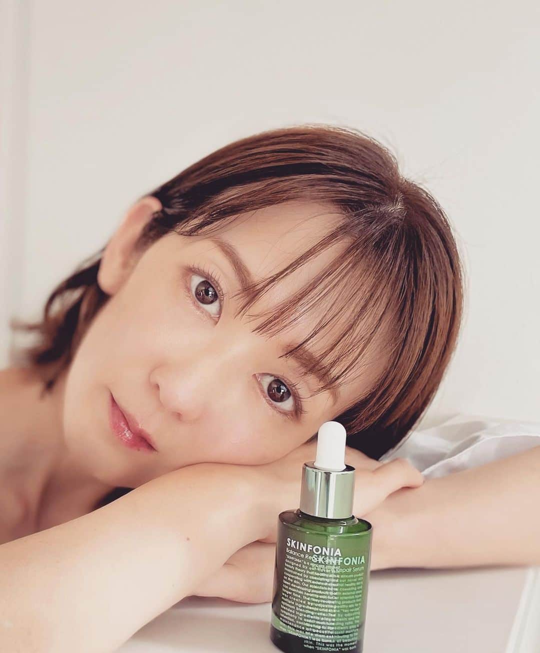 大河内奈々子のインスタグラム：「・ ・ スキンケアの大切さを実感した！  今回　ありちゃんからお薦めいただいた 「SKINFONIA」がとても良かった🤍 さっぱりでしっとりで それでいてしっかりお肌に浸透。  肌のストレスを軽減させてくれる新理論にお肌も納得してます。  思春期で肌の変化が始まった息子とシェアコスメとして使えるのも嬉しい。 デザインも好きです🤍  ありちゃんありがとう！ @arichan37.888   #大河内奈々子 #nanakoohkouchi #skincare #skinfonia #肌ストレス協調理論」