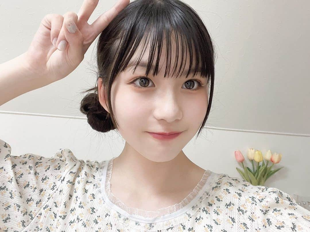 中田華月のインスタグラム：「☁️🐰🤍  おはよーございます☀️  最近暑すぎるー 梅雨はどこいったー🙈  今日はこれから萌音と瑠花と撮影するよっ🤍 楽しみっ🤍  #中学生女子  #中2 #jc2 #ヘアメイク  #してもらった #白ライナー #可愛い」