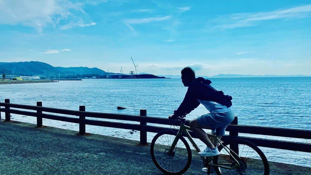 たつをのインスタグラム：「今日はあまりにもいい天気だったので、走ってきました！ ・ 深日港⇨深日漁港⇨長松海岸⇨淡輪漁港⇨淡輪ヨットハーバー⇨淡輪ときめきビーチ ・ 景色が素敵過ぎて、自転車の良さを感じてます♪ ・ 今度はどこ走ろうかな… ・ ・ #岬町 #淡輪 #長松海岸  #ときめきビーチ #ヨットハーバー #漁港 #いか焼き #南勝 #自転車 #ロードバイク #ロックバイクス #サイクリング #ルート #初心者  #趣味 #ダイエット #運動  #海 #景色 #夕日  #たつを  #ロードバイク女子 #自転車のある風景 #ロードバイク男子 #ロードバイク仲間欲しい #弱虫ペダル」