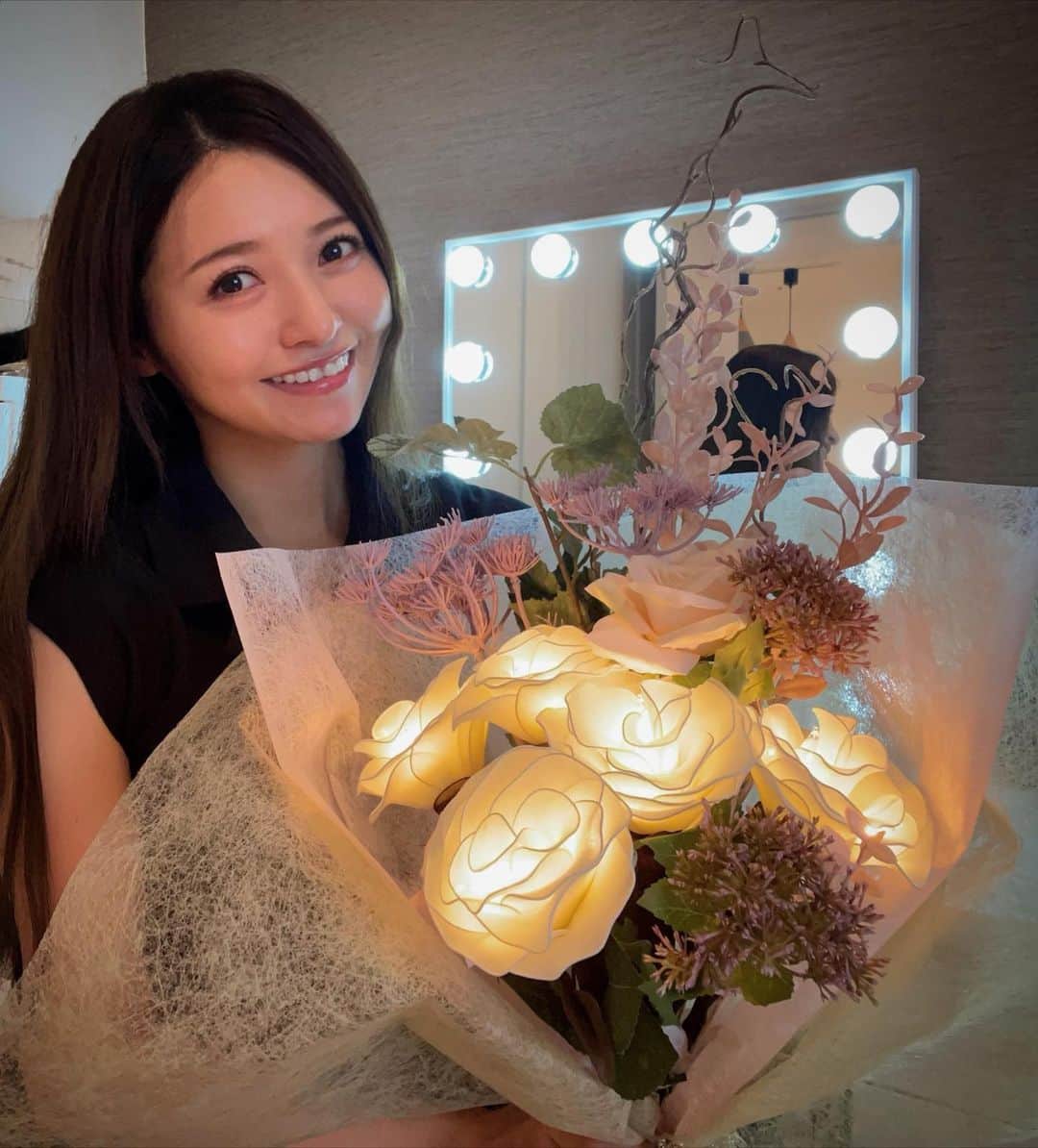 黒澤ゆりかのインスタグラム：「とっても素敵な光るお花が届いたよ💐 花びらもとってもリアルでまるでラプンツェルのお花がみたい☺️💓  @mydear_itg #フラワーライト  #花のある暮らし」