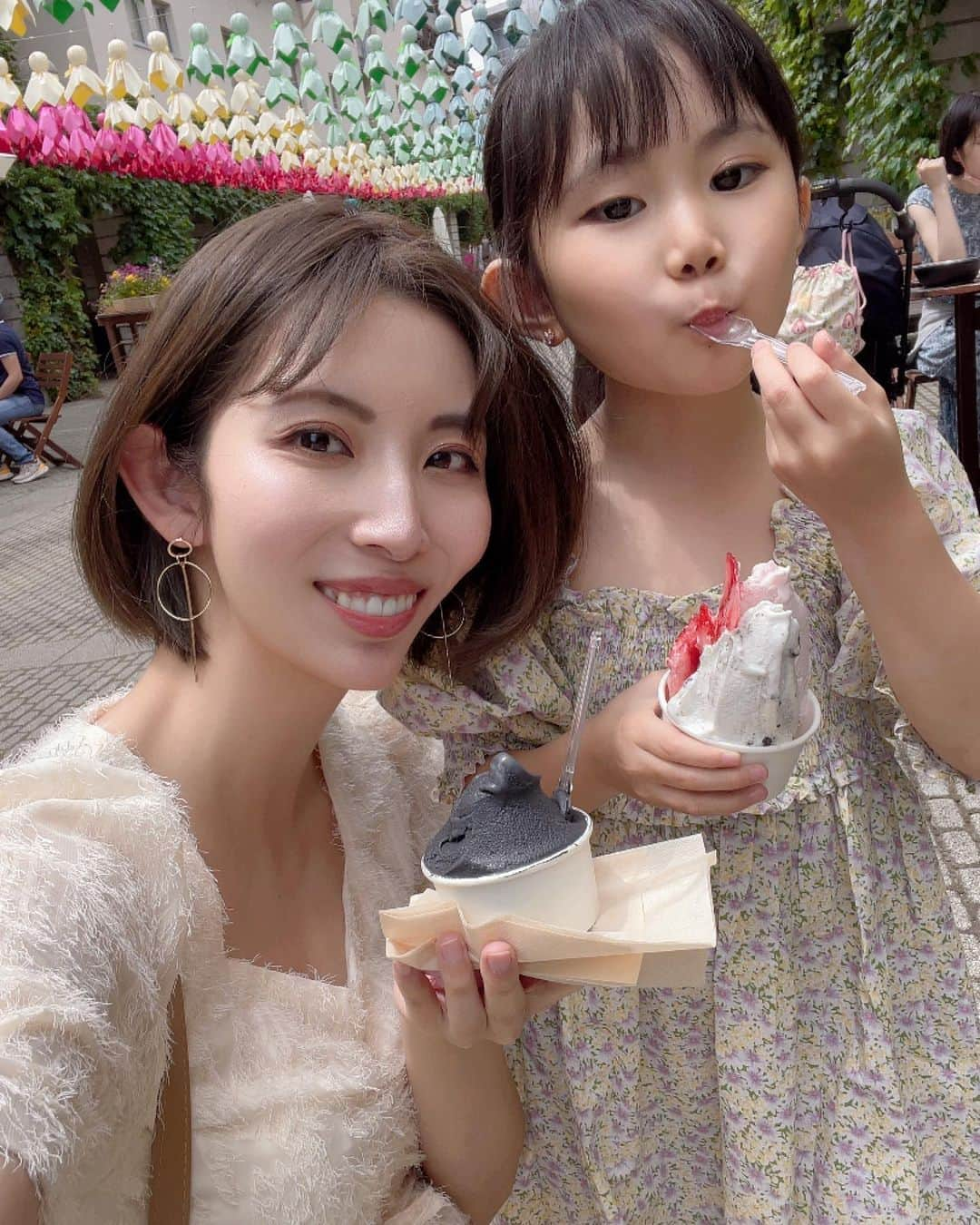 菊池瑠々のインスタグラム：「このアイス美味しかったなー😋🍨 アイスはクッキーアンドクリームが好きだけど、それよりも黒胡麻アイスが一番好きだから見つけたら迷わず黒胡麻！！！ in 星野リゾナーレ八ヶ岳  #子連れ旅行#星野リゾナーレ八ヶ岳  #年の差夫婦#26歳差夫婦#妊娠後期 #妊娠中#妊娠8ヶ月#第4子妊娠中 #ママ#ママモデル#年の差婚 #2歳差育児#年子#長男 #3人のママ#3人育児#3児ママ #家族 #男の子ママ#女の子ママ #2歳#3歳#5歳#姉妹ママ #family#mama」