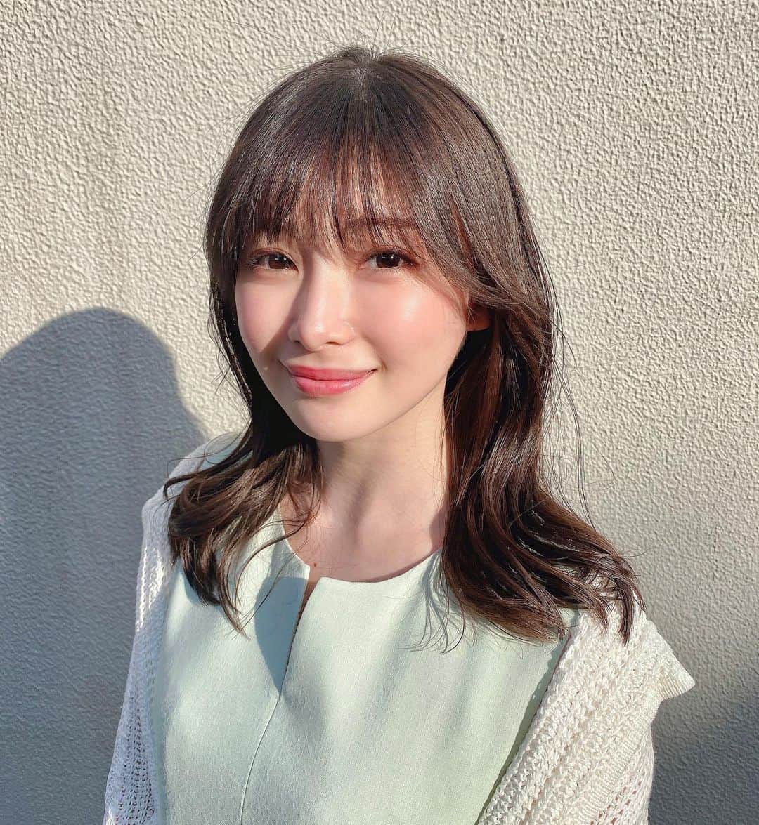 早田悠里子のインスタグラム：「美容室行ったときの✂︎ 日差しが強くて眩しそう😂 夏だし近々髪短くするかもです🫠 みんなはショート派？ロング派？  @atsumi_kanno_a_one」
