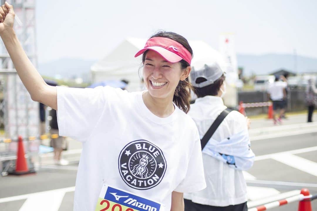 森下千里のインスタグラム：「「いしのまき復興マラソン」 10kmの部に参加しました。  復興した街をみんなに見せたい、 石巻を元気に！というコンセプトに共感し、エントリーしました。  酷い猛暑の中、 街頭からも応援の声。 走り終わった後は屋台も出ていて、 とても賑わっていました。  いつも車から見る景色とは違った景色を眺めながら、穏やかな海風と共に走りました。  石巻に来て以来、 イベントに参加することはほとんどなかったので、とても嬉しかった！  運営に携わった全ての方に感謝と、 一緒に走って下さった皆さんへ ありがとうございました。  ひとりでは、 走ることは出来なかっただろうなと思います。  とは言え、 倒れた方もいるので心配です。 来年のこの時期は、 もう少し、優しい気温であって欲しいです。」