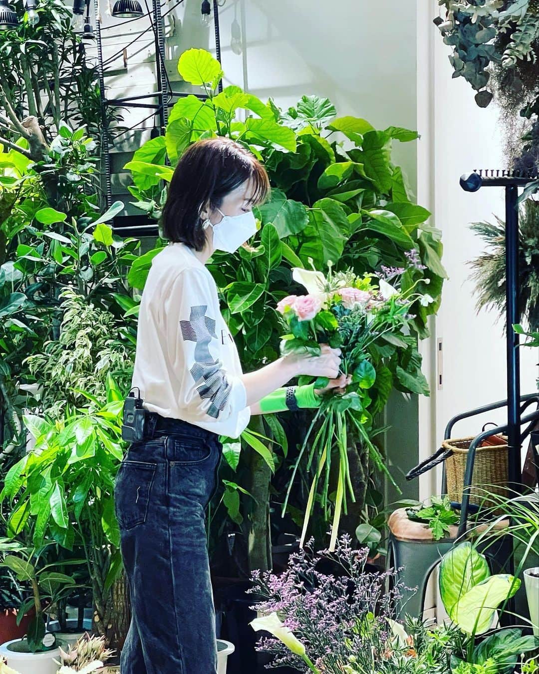 大河内奈々子のインスタグラム：「・ ・ お花のお仕事の様子を フジテレビ 「ポップUP！」さんが取材してくださいました。  市場からスタートする　朝が早い一日。  ありがとうございました😊  6月27日　午前11:45～午後2:45 オンエアです。  みなさん見てくださいね。  お気に入りのロンバスTシャツ着てます🥰 しょーこちゃんありがとう💛  #nanakoohkouchi #大河内奈々子 #ポップアップ #flowerstagram」