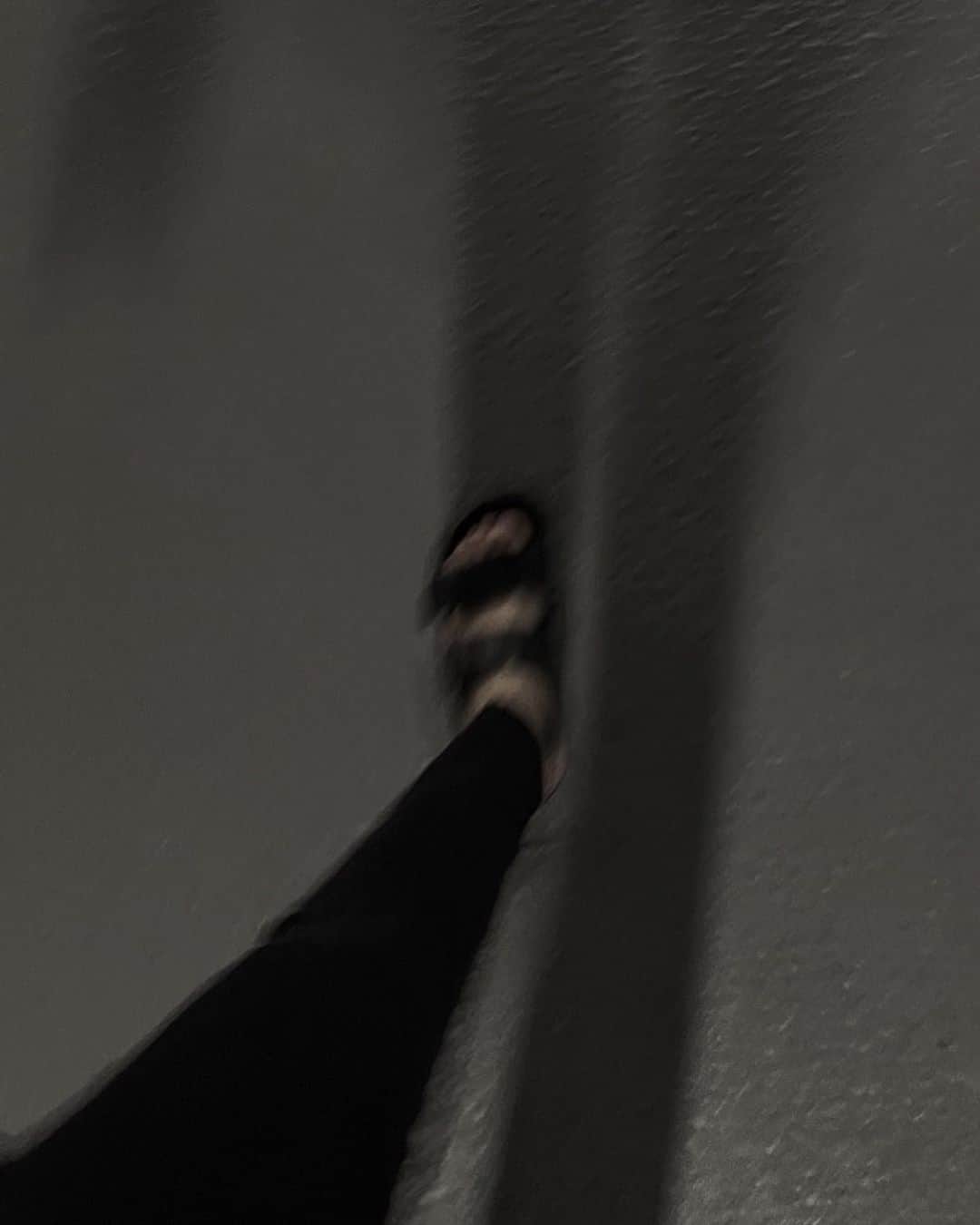 平大路えみのインスタグラム：「雨が降ったときやヒールに疲れた時のために常に車に乗せてあるこの子。  そのせいで、かわいいのに出番が少なめですね。  今日は子供達と水遊びに行くから君に決めた♥︎」