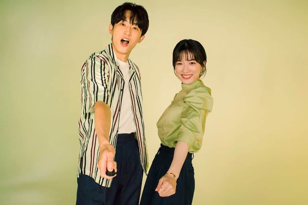 ユニコーンに乗ってのインスタグラム：「. セルフ写真館風フォト📸 2ショットシリーズ公開✌🏻🌈  【 成 川 佐 奈 × 須 崎 功 】  ドリポニを一緒に起業した ビジネスパートナー🦄❕ 複雑に想いが動いていきます🥲💓  #ユニコーンに乗って #永野芽郁 #杉野遥亮  #火曜ドラマ #7月5日スタート」