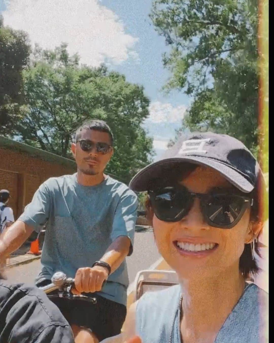畑野ひろ子のインスタグラム：「たまには家族で。 家族で乗れる四輪自転車発見！まずはパパと次女がこいでくれてます😆 朝から太陽の陽を沢山浴びて、気持ち良い🚲☀️」