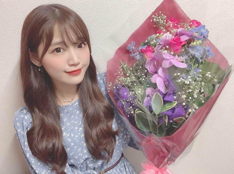 Riicoのインスタグラム：「💐💜🎁 ・ 今年もあっとゆーまに誕生日を迎えてしまいました🥳 1年が早過ぎて…！笑 ・ 沢山のお祝い本当にありがとう。。。😭💜 毎年幸せ者だっ(´⸝⸝•·̫•⸝⸝ `‪) ・ 久々にウインクなんぞしたらなんだか懐かしい気持ちになったよ🤣🤍笑 変わらずこうしてここにいてくれるみんな本当にありがとうですっ✌︎😉✌︎🙇‍♀️ 新たな歳もマイペースにはなるけれどInstagramメインでまったり更新してゆこうと思います♬❤️‍🔥 あと歌声もう少し沢山届けられるよう精進します…！！🥹笑 ・ thankyou myall♡ going my way!!🐾 ・ #birthday  #mybirthday  #thankyou」