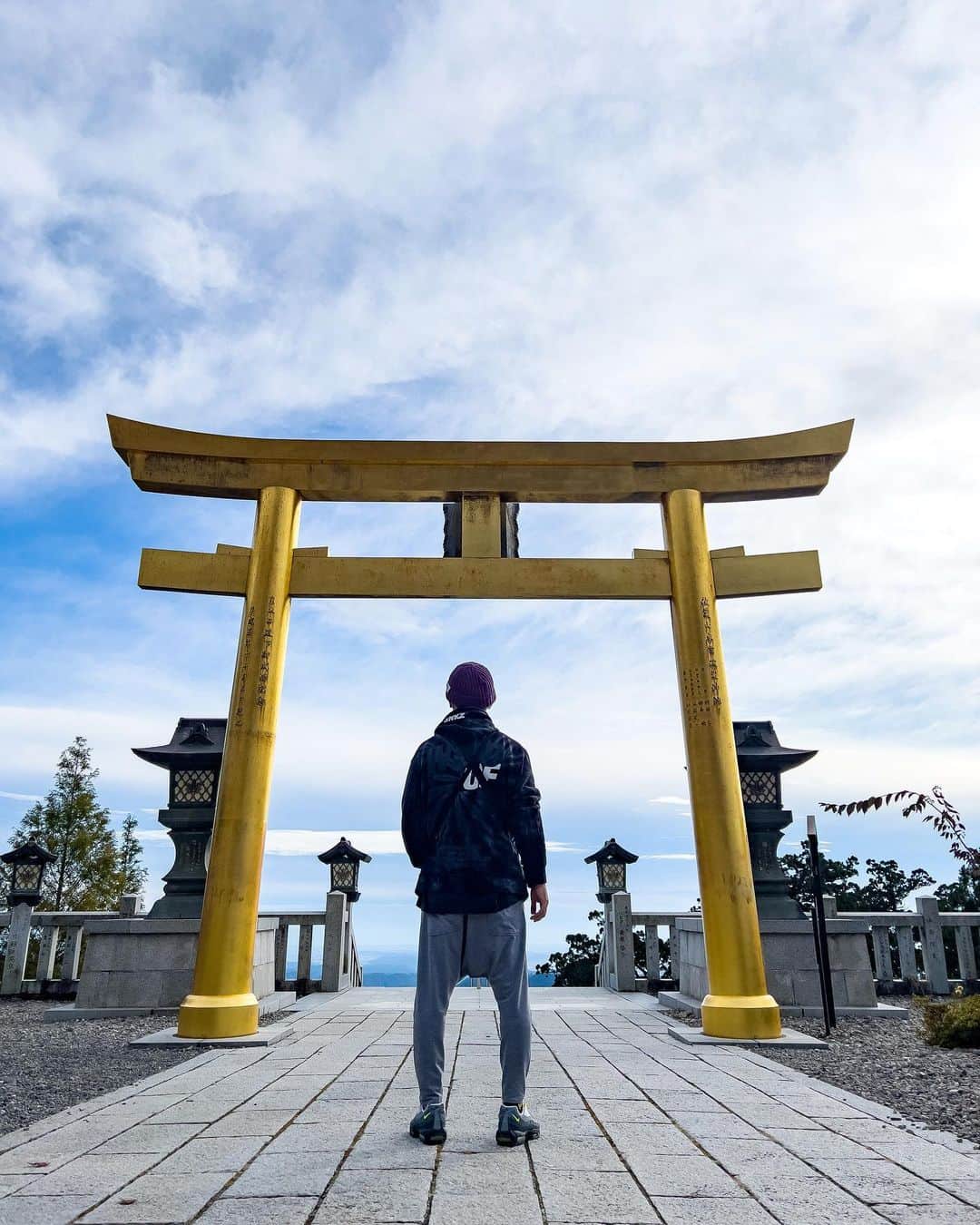 のインスタグラム：「静岡県にある秋葉山本宮秋葉神社の金の鳥居⛩ 丁度今頃は、夏越しの大祓で、茅の輪が設置されている頃ではないかな？ めちゃくちゃかっこいい姿だからさ、 この時期に一度は行ってみたいなー✨  #秋葉神社 #浜松 #金の鳥居 #茅の輪」