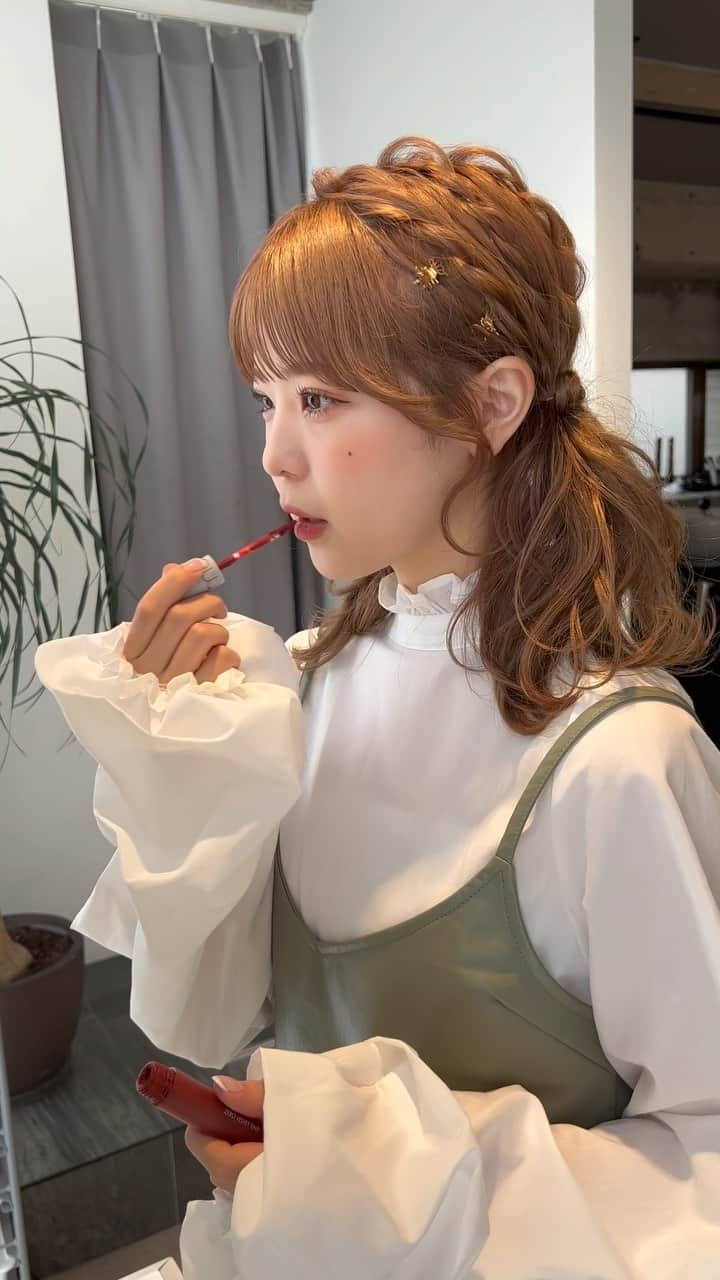 のインスタグラム：「🫧   人気のアレンジ😊💕💕   この作品のBefore→After→Arrangeはこちらに💁🏼‍♂️ @wataru_magic   🫧 model: りょーかちゃん hair: @cachetaro @wataru_magic  #わたるマジック  #わたるフィルター  #cachecacheomotesando #tiktok #cachecacheoil #hairstyle #WEGO  #美容師 #簡単アレンジ #カシュモ #美少女 #可愛い #シースルーバング #簡単ヘアアレンジ #シースルーぱっつん #カシュカシュオイル #ぱっつん #編み込みヘア #今日好き #おくれ毛 #前髪カット #折田涼夏 #アレンジ #ヘアアレンジ #編み込みアレンジ #編み込み #サイドバング #似合わせカット #編み込みツインテール #ツインテール」