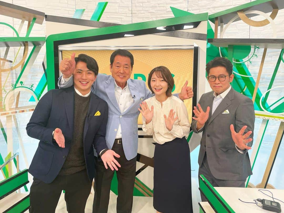 島田一輝さんのインスタグラム写真 - (島田一輝Instagram)「投稿が本当に久しぶりになりました申し訳ございません🙇‍♀️  SPORTSウォッチャーが、みんなのスポーツに変わり約3ヵ月。  大変お世話になった中畑さん、大木さんと別れが寂しかったですが、いつも通り楽しい雰囲気で放送を終えました！  そして、みんなのスポーツでは毎月MCが変わるということで、、、 かなり遅れて大変申し訳ありません。  4月は、大久保嘉人さんでした！本当に太陽のように温かい方で、スタジオの中を優しく包み込んでくれました。毎週大久保さんの温かい雰囲気に勝手に癒されてました！  5月は、土井レミイ杏利さんでした！初回から完璧なMCとして、キャスターとしても非常に勉強になることばかりでした。ハンドボールのことを真っ直ぐに考えていて尊敬するところばかりでした！  そして、6月は本田真凜さんです！土曜日と日曜日を一緒に担当させていただいてます。 現役大学生で、フィギュアスケーター、そしてMCまでと… ご兄弟の話も、スポーツの話も面白いエピソードや素敵なエピソードばかりで毎週私もこっそり楽しみにしてます！  今日が本田さんの最後の放送です！みんなのスポーツお見逃しなく！ 久しぶりすぎて、長々と申し訳ございません💦  写真 1枚目　#本田真凜 さん 2枚目　#土井レミイ杏利  さん 3枚目　#大久保嘉人 さん 4枚目　#中畑清 さん #ビビる大木 さん  #みんなのスポーツ #SPORTSウォッチャー　 #テレビ東京　#島田一輝」6月26日 12時40分 - shimadaikki