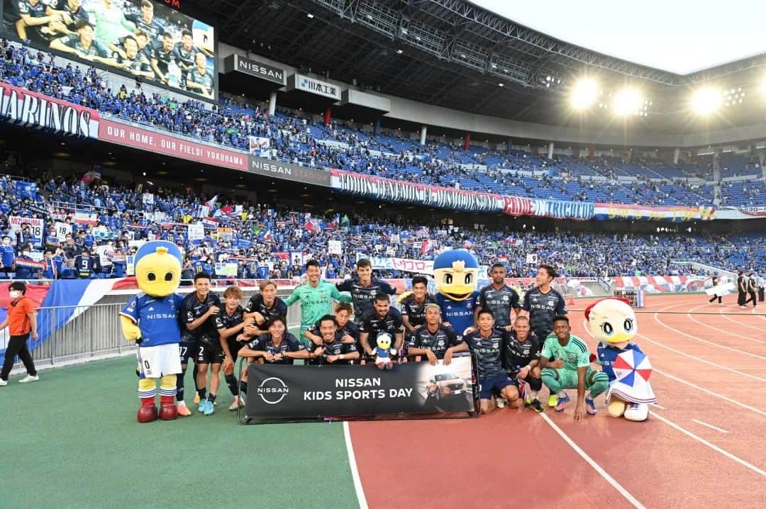 松原健のインスタグラム：「猛暑の中たくさんの応援ありがとうございました！  次も必ず勝つぞ🔥⚽🇫🇷  #fmarinos #新型アリアめちゃかっこよかった #個人的には新型フェアレディZもすごくすごーーーく気になる」