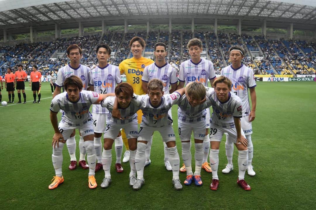 東俊希のインスタグラム：「リーグ戦4連勝！ どんな内容でも勝つこのチームは強し。さらに上に行ける！ そして、アウェイにも関わらずたくさんのサポーターの方が来てくださり、僕たちの力になりました。ありがとうございました❗️ #サンフレッチェ広島#入場シーン#アビスパのユニフォームを着たサンフレファン？😏#ドグまこくんナイスゴール❣️」